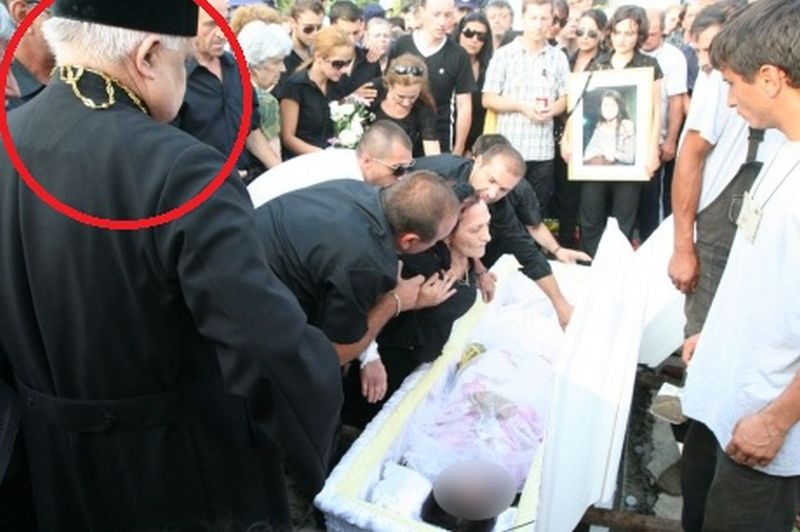 Proetul Ioan Baroianu (medalion) s-a rugat langa siciriul Madalinei