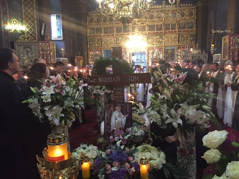 La inmormantrea preotului, in septembrie anul trecut, a venit multime de credinciosi