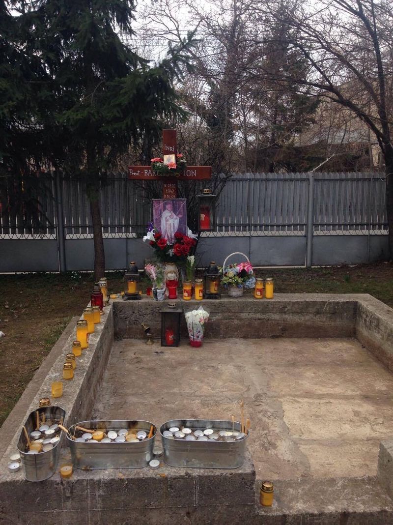 Mormantul se afla in curtea bisericii