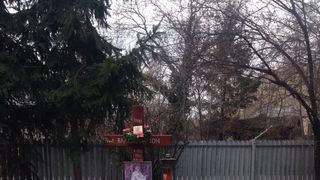 Mormantul se afla in curtea bisericii