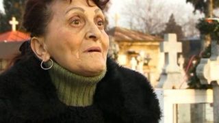 EXCLUSIV | Mama Madalinei Manole si-a trait ultimele zile intr-o saracie greu de imaginat! Avea o pensie de 650 lei, datorii la intretinere si ajunsese sa-si faca provizii de legume la congelator, pentru "zile negre"