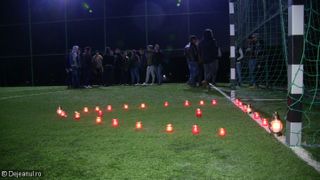 Pe terenul de fotbal, prietenii au aprins lumanari (foto Dejeanul)