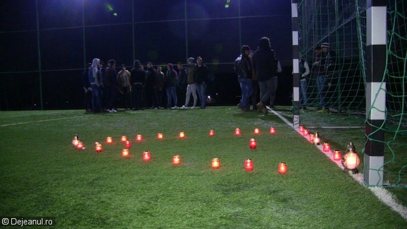 Pe terenul de fotbal, prietenii au aprins lumanari (foto Dejeanul)