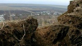 Geologii au aflat de ce pamantul a luat-o la vale in satul galatean Izvoarele. Pamantul insa nu da semne de liniste, iar localnicii sunt terifiati