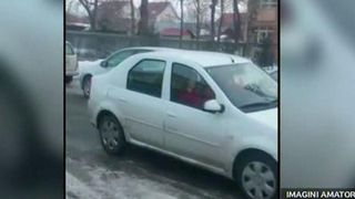 Foloseste masina primariei pentru a-si duce fiica la serviciu. Un tanar din judetul Ialomita a filmat totul si cere dreptate