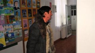 Elev de 13 ani din Botosani, dat cu capul de dulap de profesorul de muzica. Barbatul mai vine baut la cursuri si jigneste elevii