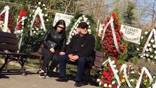 Primele imagini cu tatal Madalinei Manole la capela! Batranul e distrus de durerea pierderii sotiei si plange