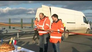 Panglica taiata si petrecere cu sampanie la inaugurarea a 15 kilometri de autostrada pe transonul Lugoj-Deva