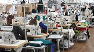 Cel mai mare producator de textile din Romania isi inchide fabrica. 350 de croitorese vor fi lasate pe drumuri