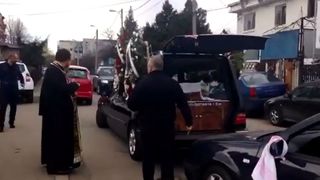 Incredibil ce s-a intamplat cu sicriul mamei Madalinei Manole chiar in fata cimitirului! De ce nu a fost lasata masina mortuara sa intre in curtea lacasului