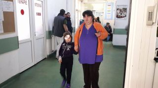 Tragedia din familia fetitei din Targu Jiu care a fost muscata ieri de un maidanez - Anul trecut le-a murit un copil, acum au fost la un pas sa-l piarda pe al doilea