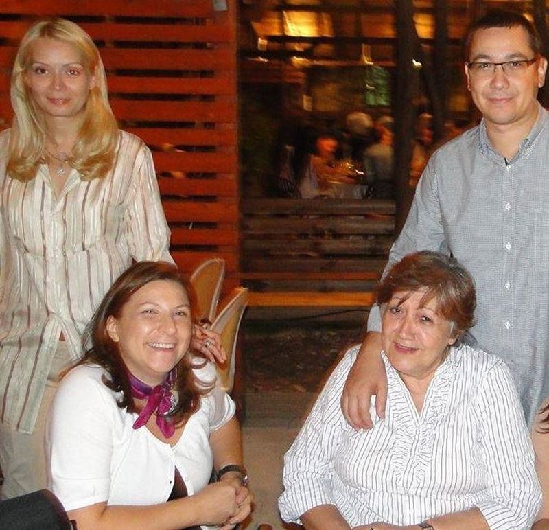 Daciana si Victor Ponta, alaturi de Alexandra si mama fostului premier
