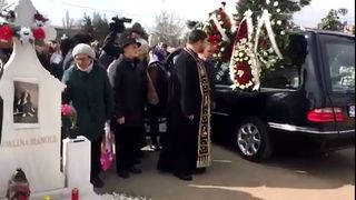Masina mortuara a oprit cateva minute in fata mormantului Madalinei