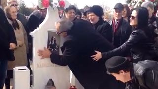 Tatal Madalinei a aprins o lumanare si a sarutat poza fiicei sale