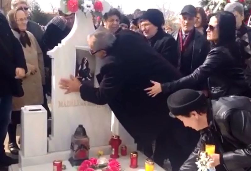 Tatal Madalinei a aprins o lumanare si a sarutat poza fiicei sale