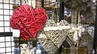 Cum se sarbatoreste 8 martie la oras, dar mai ales la sat. "Ii fac cadou un set de pumni, sa nu-si mai cumpere vopsele pentru ochi"