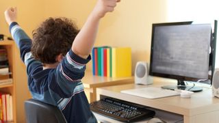 Esti elev si nu ai bani sa iti cumperi un calculator? Statul iti ofera 200 de euro