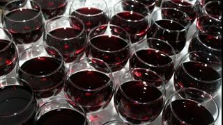 Cate pahare de vin trebuie sa bea barbatii pe 9 martie: 44 sau 40? Iata ce spune traditia