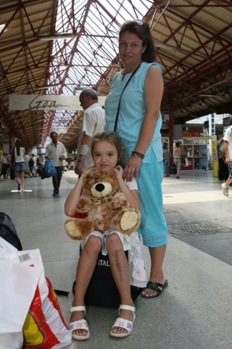 Amanda, alaturi de mama sa, in vara lui 2007, cand venea saptamanal la control la Bucuresti