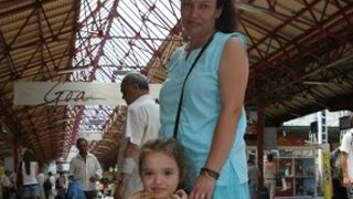 Amanda, alaturi de mama sa, in vara lui 2007, cand venea saptamanal la control la Bucuresti