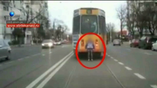 Modul inconstient in care un copil din Galati a ales sa calatoreasca cu tramvaiul - Imaginile care arata ca a fost la un pas de moarte in orice clipa