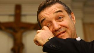 In asteptarea operatiei care il costa zeci de mii de euro, Becali se roaga si asculta muzica religioasa. Cum arata clinica la care este internat latifundiarul