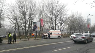 O ambulanta care transporta o pacienta la Spitalul Floreasca, implicata intr-un accident cu patru masini