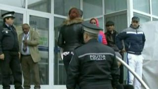 Scandal ca la usa cortului in fata Primariei Focsani. Zeci de locatari au ramas pe intuneric!