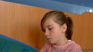E premianta la scoala, dar traieste alaturi de cei opt frati ai ei intr-o casa din chirpici. Adriana are 11 ani si vrea sa ajunga cineva in viata