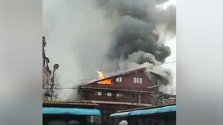 Incendiu de proportii in Vrancea. O pensiune de langa o benzinarie a luat foc