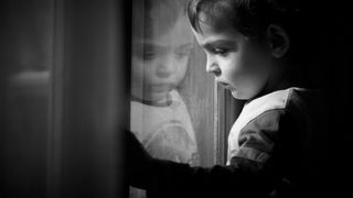 "Ne cumpara tacerea cu pizza si suc sa inchidem ochii". Doi fratiori povestesc cum au fost abuzati si loviti de parintii sociali