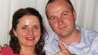 De aproape doi ani s-a transformat in &ldquo;infirmiera&rdquo; sotiei sale! Toata lumea vorbeste despre suferinta tinerei, dar el e un adevarat erou