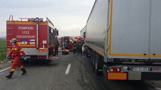 Sibiu: Trafic partial blocat si un ranit, dupa un accident cu un TIR, un microbuz si un autoturism, pe DN7