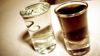 Eleva din Husi, imbatata de doua colege care i-ar fi pus ceva in bautura. Fata a ajuns de urgenta la spital