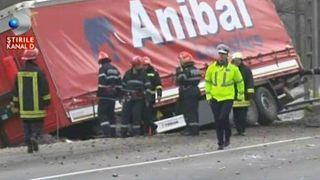 Clipe de groaza pe DN7. Un TIR incarcat cu substante suspecte a derapat intr-un sant. Echipajele de interventie au intrat in alerta de teama unei explozii