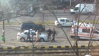 Un barbat dezbracat s-a plimbat linistit pe strazile din Oradea. Medicii au decis sa il interneze la psihiatrie