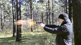 Padurar din Arad, impuscat grav de doi braconieri. Cartusele folosite de criminal sunt interzise a se folosi chiar si in conditii de razboi