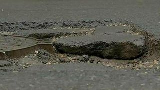 Nu doar gropile sunt capcane pentru soferi, ci si bucatile imense de asfalt care se desprind din ele. Iata ce inseamna o groapa in Capitala