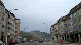 Femeie cu urme de muscaturi de animale pe corp, gasita moarta pe o strada din orasul Pucioasa