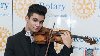 Un violonist de 16 ani din Brasov i-a uluit pe britanici! Este al doilea roman din istoria Colegiului Purcell din Londra care a obtinut o bursa de studiu