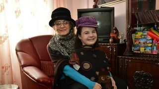 Ce a visat femeia care a crescut-o pe Lorelai, fetita fara maini de la un show de talente, dupa ce a intalnit-o pentru prima oara: “Atunci am realizat ca Dumnezeu imi dadea mie misiunea de a avea grija de ea!”