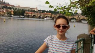 Anna Andronache, rebela din clasa a VII-a, care isi critica profesorii pe Facebook, lasata fara bursa de merit! "Doamna de matematica s-a razbunat pe mine si mi-a pus un 4 in pauza"! Prietenii vor sa stranga bani s-o ajute sa faca performanta scolara