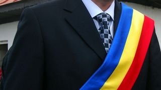 DNA, sperietoare de primari. Noua urare pe care si-o fac edilii intre ei a starnit rasul cetatenilor. Totusi, primarii au un vis: sa castige si ei mai multi bani