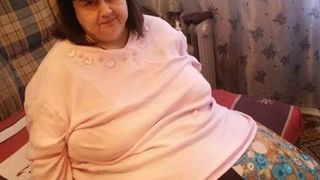 Sotul a parasit-o fiindca nu a mai facut fata greutatilor. Daniela sufera de obezitate morbida si este intretinuta de parinti - Sora ei face un apel umanitar ca sa o salveze