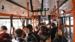 Revoltator. Mai multe eleve din Ploiesti, pipaite in autobuz de un grup de romi. Nimeni nu a intervenit sa le apere