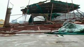 Faleze pline de gunoaie, terase distruse si grupuri sanitare desprinse din filmele de groaza. Asta vor gasi turistii pe litoral la inceputul sezonului estival