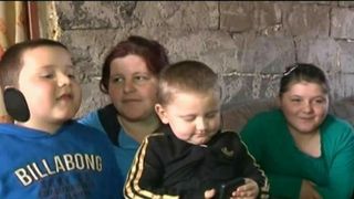 Povestea trista a unei mame care se chinuie sa isi creasca copiii intr-o hala dezafectata. Cel mai mare vis al copiilor e sa manance fructe