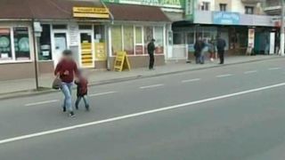 Sute de oameni traverseaza neregulamentar un drum national. Isi pun singuri viata in pericol! Explicatiile lor sunt uluitoare