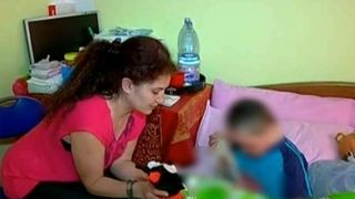 Trei copii au fost incendiati in casa de propriul tata. Unul dintre ei a ramas cu arsuri grave pe jumatate de corp si are nevoie disperata de ajutor: "Orice lacrima a lui pe fata il arde. Urla de durere"