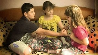 &bdquo;Nu mai stiu cand am mancat carne sau prajituri. M-am saturat de cartofi prajiti&rdquo;. Drama unor copilasi parasiti de parinti si crescuti de bunica intr-o garsoniera: &bdquo;Azi nu mancam, mai am un leu sa iau paine dimineata&rdquo;